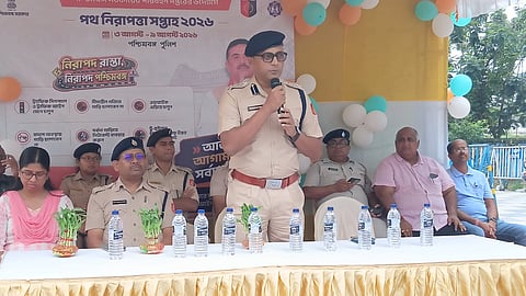 डायमंड हार्बर पुलिस के एसपी चंद्रशेखर वर्धन वक्तव्य रखते हुए