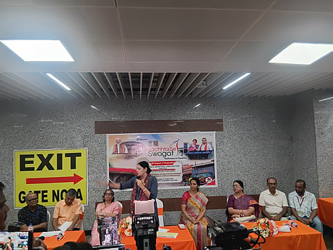कार्यक्रम के दौरान मौजूद मंत्री अग्निमित्रा पाल, साथ में है केएमसी की कमिश्नर स्मिता पांडे व अन्य