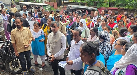लोगों को समझाते आसनसोल नगर निगम कमिश्नर दिलीप मिश्रा