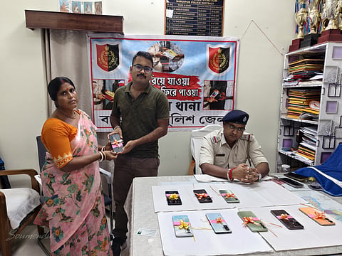 गोसाबा थाने की पुलिस गुम हुए मोबाइल बरामदी के बाद लौटते हुए