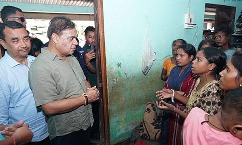 बाढ़ पीड़ितों से बातचीत करते मुख्यमंत्री हिमंत बिस्व सरमा