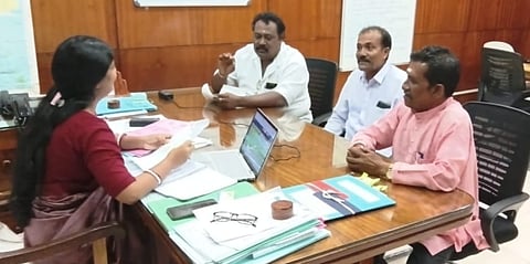 हरिनगर ग्राम पंचायत के प्रधान मनोजित हलदर तथा स्वदेशनगर ग्राम पंचायत के उप-प्रधान अनिल बराई की सचिव पल्लवी सरकार से मुलाकात की तस्वीर।