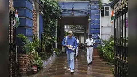 कैमक स्ट्रीट मामले में डेरेक से साढ़े चार घंटे पूछताछ