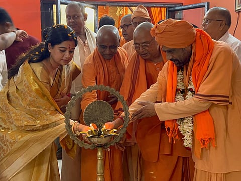 विधायक सेवा केंद्र का उद्घाटन करते कार्तिक महाराज एवं मंत्री मोमिता विश्वास मिश्रा व अन्य