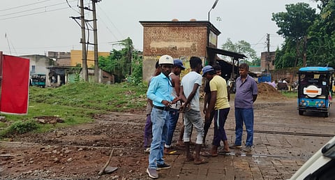 सड़क मरम्मत करने आईएसपी कर्मचारी
