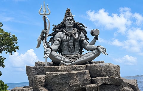 समाचार 5 के लिए फोटो कैप्शन: हॉर्नबिल नेस्ट के पास समुद्र की पृष्ठभूमि में स्थापित भगवान शिव की 32 फीट ऊंची भव्य प्रतिमा।