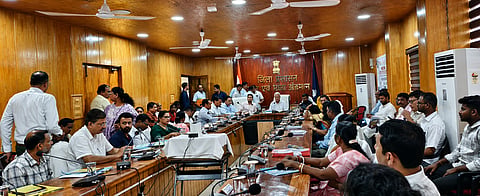 समाचार 6 के लिए फोटो कैप्शन: मायाबंदर में दिशा बैठक की अध्यक्षता करते सांसद बिष्णु पद रे, साथ में उपस्थित अधिकारी एवं पंचायती राज संस्थाओं के प्रतिनिधि।