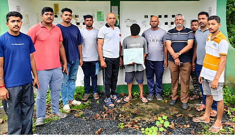 Photo Caption for समाचार 2 — नशे के मामले में गिरफ्तार आरोपियों में से एक आरोपी का पुलिस द्वारा पकड़े जाने के बाद का दृश्य।