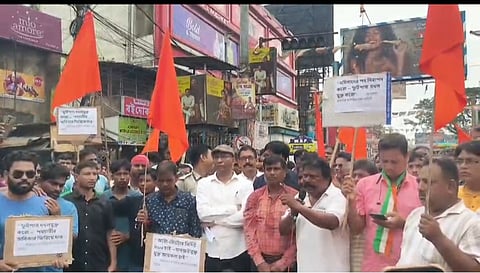 भाजपा नेता अभिजीत दास के नेतृत्व में प्रदर्शन करते हुए भाजपा कर्मी