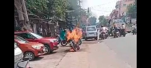 आग लगने से जलती बाइक