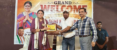 मंत्री को सम्मानित करते पूर्व तृणमूल पार्षद