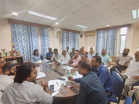 चर्चा करते यूनियन के पदाधिकारी