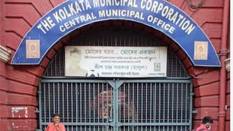 KMC के अधिकारियों ने गरियाहाट बाजार में मारे छापे