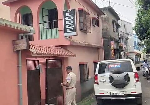 इसी होटल से पकड़े गये साइबर अपराध से जुड़े लोग