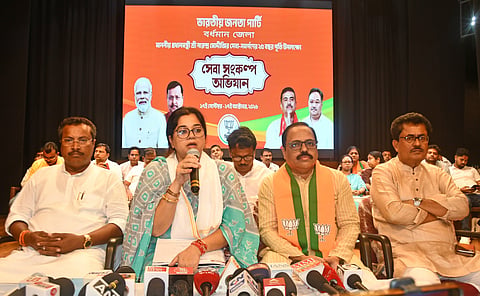 संवाददाताओं को संबोधित करतीं मंत्री मोमिता विश्वास मिश्रा