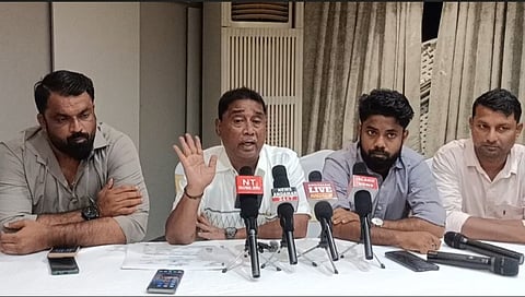 समाचार 1: फोटो में प्रेस वार्ता को संबोधित करते हुए टीएसजी भास्कर।