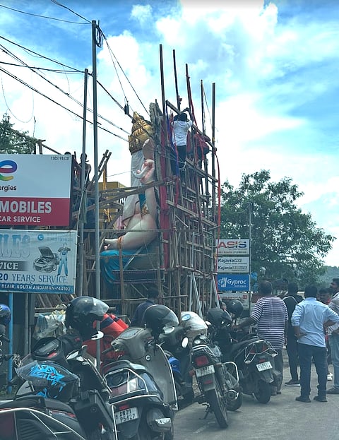 समाचार 5: फोटो में गणेश पूजा के लिए प्रतिमा को स्थानांतरित करने की तैयारी करते श्रद्धालु।