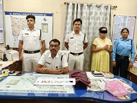 गिरफ्तार महिला के साथ पाटुली थाना के ओसी जयंत सरकार एवं अन्य पुलिस अधिकारी