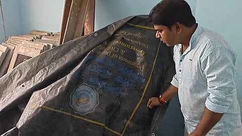 भवन मरम्मत में सरकारी तिरपाल के इस्तेमाल का आरोप
