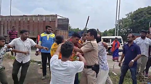 अंडाल में DVC गेट पर भिड़े नए-पुराने भाजपा समर्थक