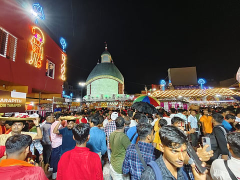 तारापीठ मंदिर पर हेलीकॉप्टर से बरसाए गए फूल