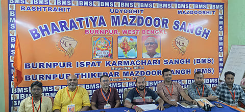 चुनाव के बारे में बताते BMS पदाधिकारी