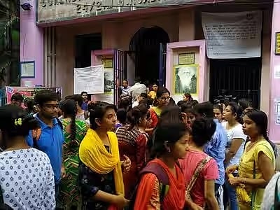 सुरेंद्रनाथ लॉ कॉलेज में अटेंडेंस का पेंच, परीक्षा फॉर्म रुका