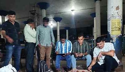 तेनजिंग नोर्गे बस टर्मिनस से अवैध शराब के साथ 2 गिरफ्तार