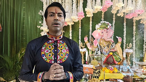 समाचार 1 के लिए फोटो कैप्शन: मीडिया से बातचीत करते हुए 4-सीजंस इवेंट मैनेजमेंट के अश्वर पाल सिंह, जिन्होंने बताया कि गणेश भोग यात्रा के लड्डू का निर्माण कार्य तय योजना के अनुसार अंतिम चरण में पहुंच चुका है।