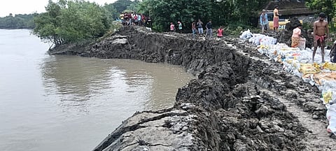 टूटे हुए तटबंध की तस्वीर