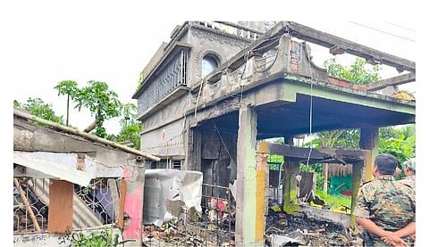 विस्फोट के बाद क्षतिग्रस्त घर की तस्वीर