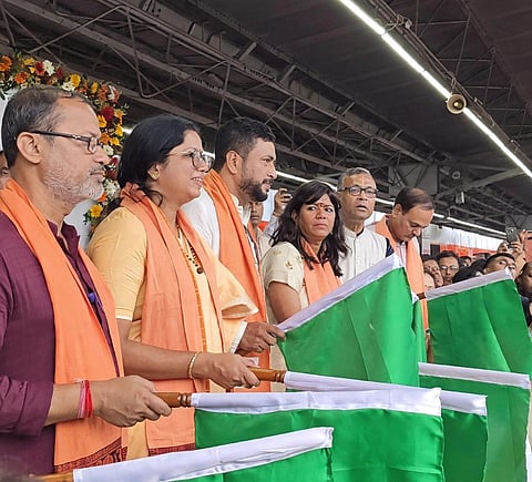 कोलकाता से सोमनाथ के लिए विशेष ट्रेन रवाना, ‘सोमनाथ स्वाभिमान पर्व’ के तहत तीर्थयात्रा