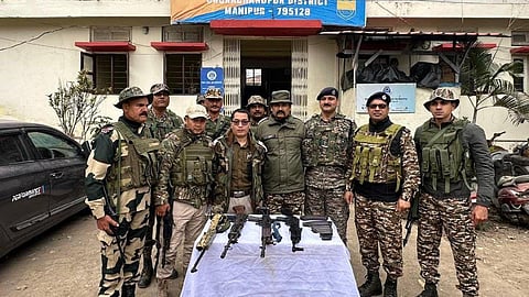 पांच अत्याधुनिक राइफलें जब्त, तीन गिरफ्तार