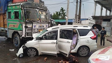 कार-ट्रक टक्कर, पांच लोगों की मौत, चालक फरार