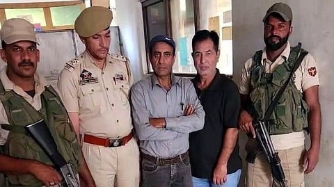 मौके की जांच करते पुलिस टीम के सदस्य