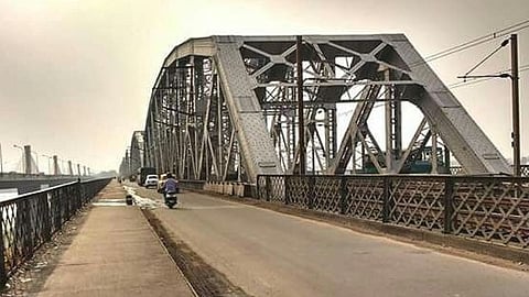 Traffic Diverted To Nivedita Setu Route For Buses Heavy Vehicles