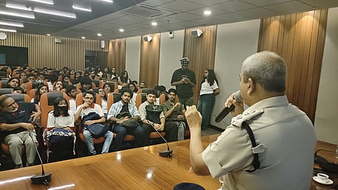 भवानीपुर एजुकेशन सोसाइटी में छात्रों को संबोधित करते ओसी सौमित्र बसु