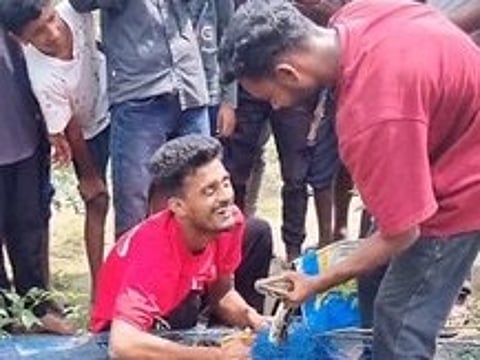 चाय बागान के नाले में फंसा 9 फीट का अजगर