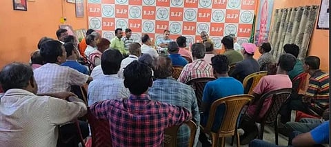 बस मालिक एवं ड्राइवर से चर्चा करते विधायक कृष्णेंदु मुखर्जी