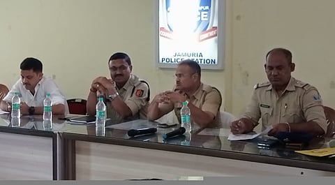 बैठक में उपस्थित प्रशासनिक अधिकारी