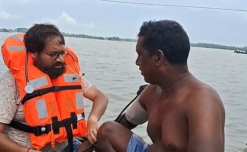 भूतनी के जलमग्न गांवों में नाव से पहुंच रही स्वास्थ्य सेवा