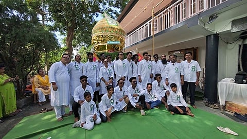 समाचार 2: फोटो कैप्शन — श्री विजय पुरम में 5,575 किलोग्राम के विशाल लड्डू के साथ निकाली गई गणेश भोग यात्रा।