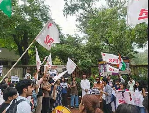 प्रेसिडेंसी यूनिवर्सिटी में भगवाकरण के खिलाफ SFI का प्रदर्शन