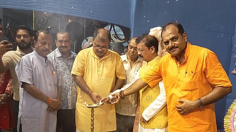 दीप प्रज्वलित करते विधायक कृष्णेंदु मुखर्जी एवं अन्य