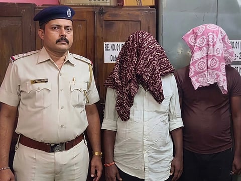 ट्रेन से शराब ले जाते 2 गिरफ्तार।