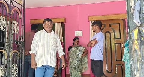 नशीला पदार्थ खिलाकर बेहोश कर घर में चोरी का आरोप