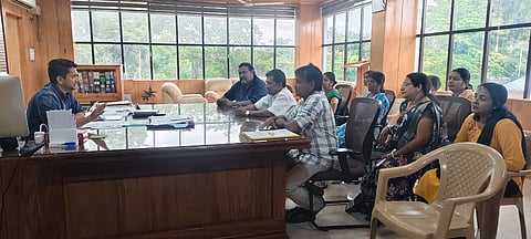 फोटो में पंचायती राज संस्थाओं के सदस्यों और अभिभावकों का प्रतिनिधिमंडल पंचवटी स्थित जवाहर नवोदय विद्यालय की समस्याओं को लेकर उपायुक्त श्री सुशांत पाढ़ा के साथ बैठक करते हुए।