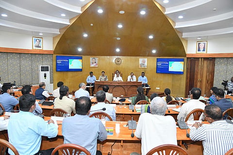 फोटो में अंडमान एवं निकोबार द्वीपसमूह के नवनियुक्त उपराज्यपाल डॉ. दिनेश शर्मा वरिष्ठ अधिकारियों के साथ प्रमुख विकास परियोजनाओं की समीक्षा करते हुए।