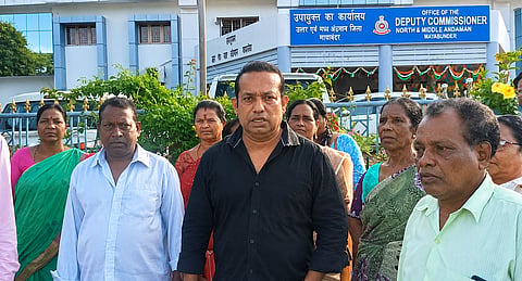 फोटो में बैठक के बाद मीडिया से बातचीत करते मायाबंदर के पूर्व प्रमुख अब्दुल सिद्दीकी के नेतृत्व में डानापुर और पोकाडेरा पंचायत के निवासियों का प्रतिनिधिमंडल।