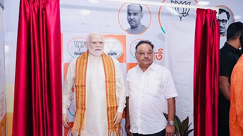 बंगाल के कलाकार ने प्रधानमंत्री मोदी की मोम की प्रतिमा बनाई